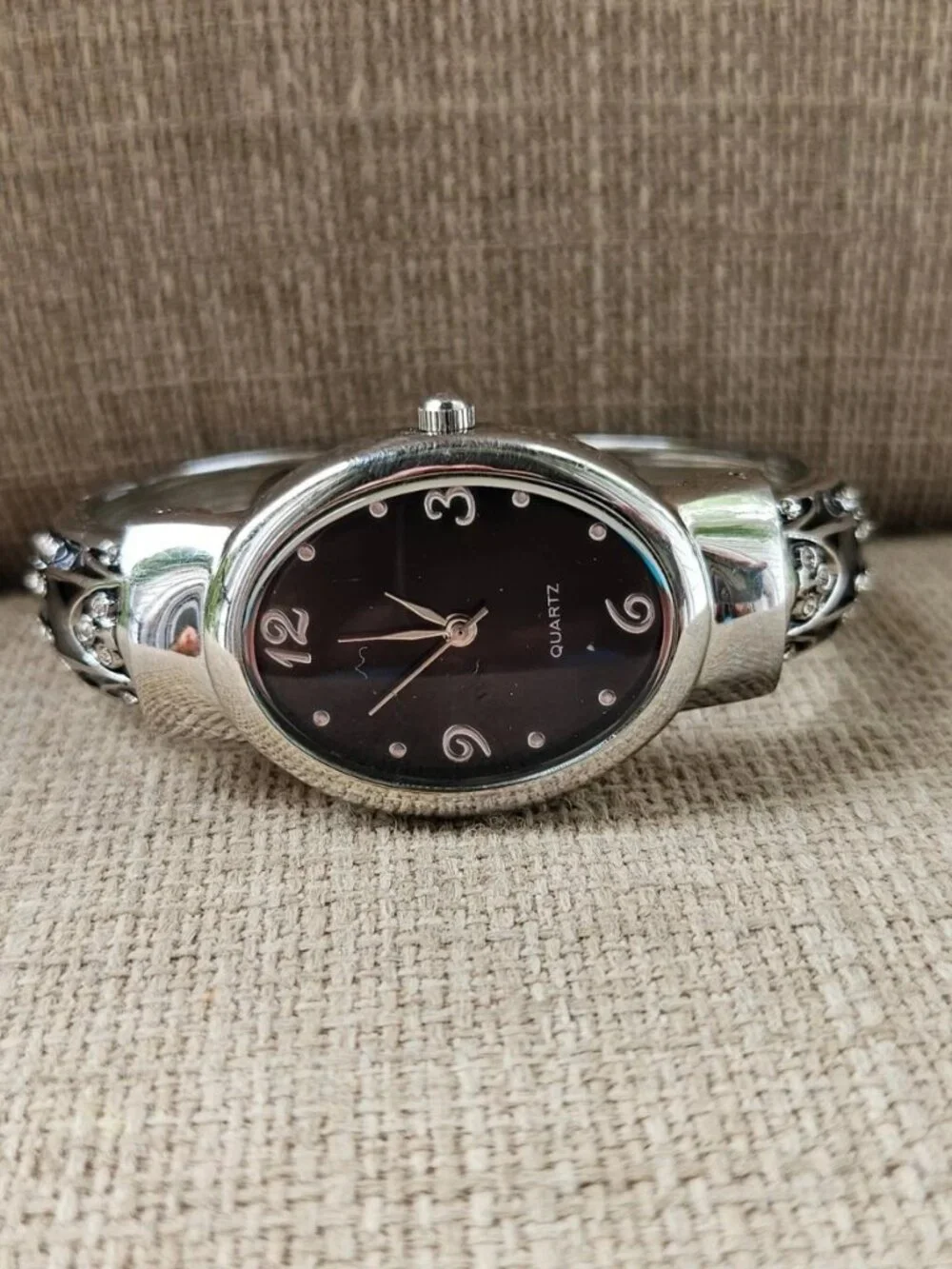 Fashion Women Wristwatch Black/Silver Tone Cuff Band Quartz Analog Watch Unbran
